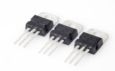 Elektronik çipler, beyaz arka planda Schottky, transistör bariyerli diyot.  