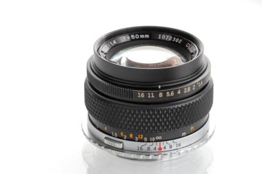 Dnipro, Ukrayna - 23 Nisan 2023: Eski bir film kamerasının klasik portre lensi, 