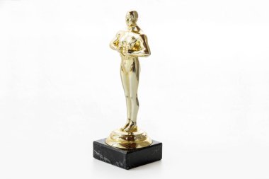 Altın Oscar heykelciği, beyaz masada, başarı ve zafer konsepti