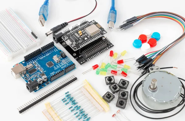 Elektronik DIY projesi Arduino 'nun çevresi ve genişleme kartları beyaz arka planda. Elektronik ve mikro işlemci. Kendin yap. Programlama ve eğitim