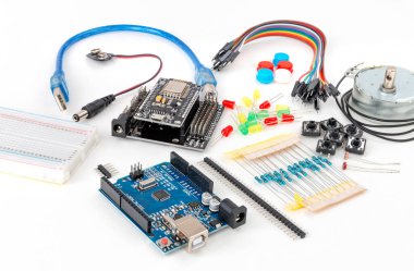 Elektronik DIY projesi Arduino 'nun çevresi ve genişleme kartları beyaz arka planda. Elektronik ve mikro işlemci. Kendin yap. Programlama ve eğitim