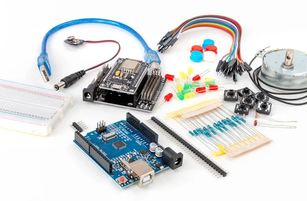Elektronik DIY projesi Arduino 'nun çevresi ve genişleme kartları beyaz arka planda. Elektronik ve mikro işlemci. Kendin yap. Programlama ve eğitim