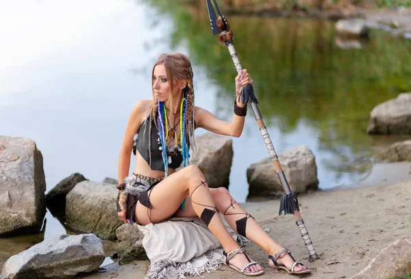 Uma Mulher Bonita Amazona Traje Medieval Pele Com Uma Lança — Fotografia de Stock