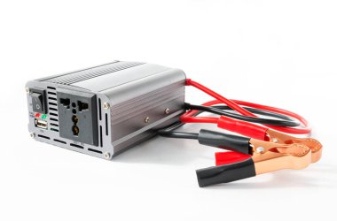 Güç çevirici, DC 'den AC dönüştürücüsüne, beyaz arkaplanda