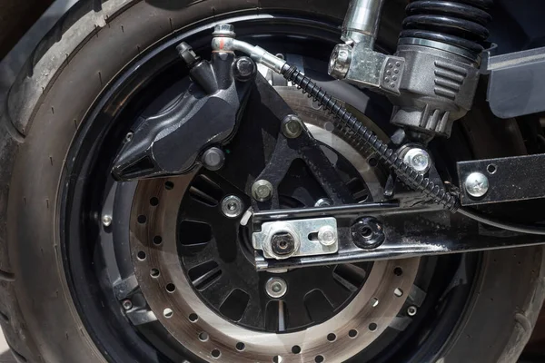 Elektrikli Motorsiklet Arka Tekerleği Fren Diski Kalibre Kapatın — Stok fotoğraf