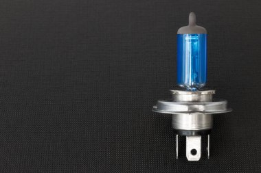 Halojen otomobil lambası, siyah arka planda arabanın farı lambası.