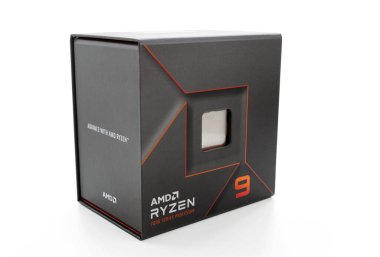 Dnipro, Ukrayna - 26 Haziran 2023: Beyaz arka planda izole edilmiş bir ambalaj kutusunda bir AMD Ryzen 9 7900X işlemcisinin yakın çekimi