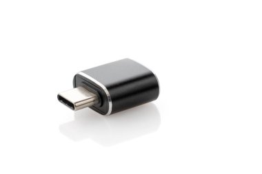 C Tipi Erkek 'ten USB Adaptörü' ne, C Tipi 'ni izole edilmiş beyaz arkaplan üzerinde dönüştürücü