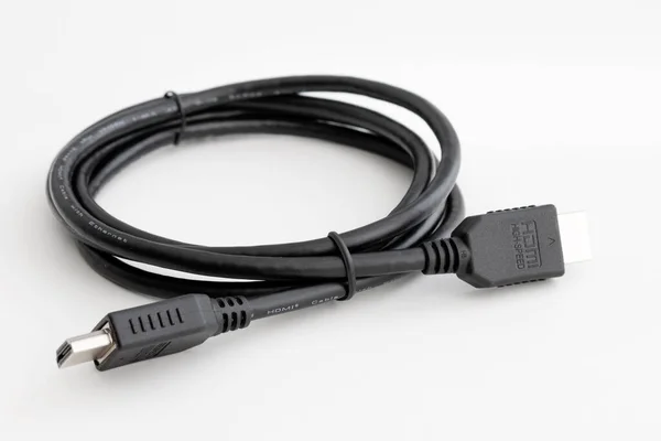 Hdmi电缆 用于将计算机连接到监视器和其他多媒体消费电子设备上 特写背景为白色 — 图库照片