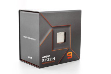 Dnipro, Ukrayna - 26 Haziran 2023: Beyaz arka planda izole edilmiş bir ambalaj kutusunda bir AMD Ryzen 9 7900X işlemcisinin yakın çekimi