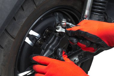 Usta, elektrikli bir motorun fren ayarını, mevsimsel makine bakımı kavramını korur.