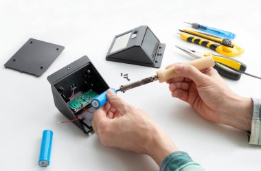 Usta, güneş enerjisiyle çalışan LED lambanın pilini hareket sensörüyle değiştiriyor. Enerji tasarrufu sağlayan ışık.