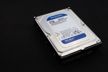 Dnipro, Ukrayna - 11 Temmuz 2023: 2tb sabit disk depolama alanı 2 terabayt 25 inç sabit disk, kişisel ve ofis bilgisayarları için sabit disk mavi etiketli Western Digital şirket logosu.