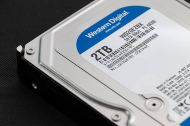 Dnipro, Ukrayna - 11 Temmuz 2023: 2tb sabit disk depolama alanı 2 terabayt 25 inç sabit disk, hard disk üzerindeki Western Digital şirket logosu kişisel ve ofis bilgisayarları için mavi disk sürücüsü, kapatın, makro.