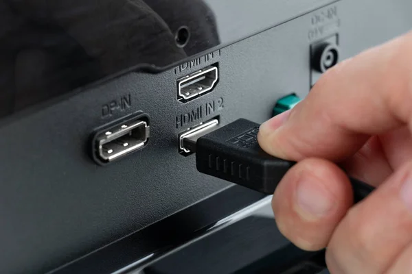 Hdmi Connector Aangesloten Monitor Met Hand Plaatst Een Hdmi Kabel — Stockfoto