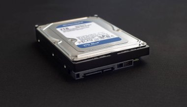 Dnipro, Ukrayna - 11 Temmuz 2023: 2tb sabit disk depolama alanı 2 terabayt 25 inç sabit disk, kişisel ve ofis bilgisayarları için sabit disk mavi etiketli Western Digital şirket logosu.
