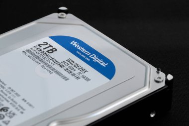 Dnipro, Ukrayna - 11 Temmuz 2023: 2tb sabit disk depolama alanı 2 terabayt 25 inç sabit disk, hard disk üzerindeki Western Digital şirket logosu kişisel ve ofis bilgisayarları için mavi disk sürücüsü, kapatın, makro.