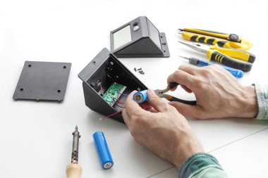 Usta, güneş enerjisiyle çalışan LED lambanın pilini hareket sensörüyle değiştiriyor. Enerji tasarrufu sağlayan ışık.