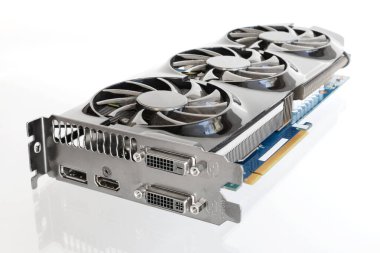 Oyun kartı, PC grafik denetleyici ve üç soğutucu fan. Beyaz arkaplanda izole