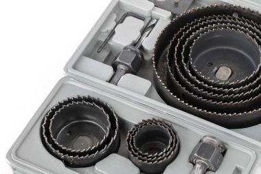 Tahtada ve alçıpanda delik açmak için farklı boyutlarda testere seti.