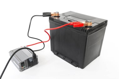 Ana voltaj prizi çeviriciye bağlı, 12V DC 220V AC dönüştürücüye bağlı, izole edilmiş beyaz üzerine otonom elektrik konsepti