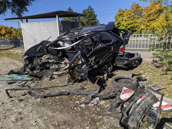 Yol kenarına atılmış tamir edilemez bir hurda araba.