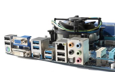 bağlayıcı beyaz bir arka plan üzerinde izole bilgisayar anakart kurulu