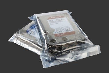 Dnipro, Ukrayna - 20 Aralık 2023: WD Red & Blue 6 TB & 2 TB 35 Inch SATA sabit disk ögesi orijinal ambalajında, kişisel ve ofis bilgisayarları için, izole edilmiş arka planda kesilmiş