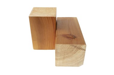 İzole edilmiş beyaz arkaplanda ahşap kirişleri kes, yakın plan