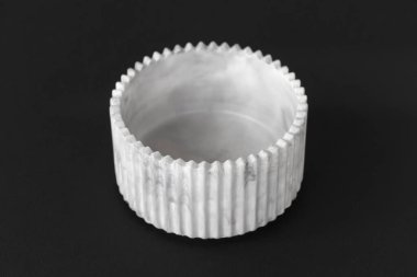 El yapımı alçı şamdan, izole edilmiş siyah arkaplanı kapat