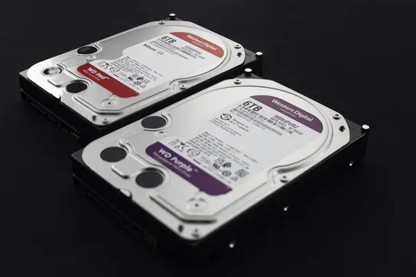 Dnipro, Ukrayna - 16 Mart 2024: 2 x 6TB Hard Disves, 35 