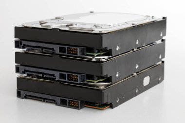 SATA arayüzü beyaz arkaplanda izole edilmiş 3.5 inçlik sabit disk yığını
