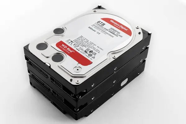 Dnipro, Ukrayna - 16 Mart 2024: 3.5 inç SATA arayüzlü 6TB sabit disk yığını. NAS Sistemleri için 6 Terabayt Hard Disk, Batı Dijital Kırmızı. 