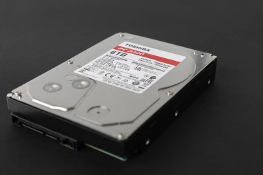 Dnipro, Ukrayna - 13 Nisan 2024: 6 TB sabit disk, TOSHIBA 'dan 6 terabaytlık basit bir sabit disk, siyah bir arkaplanda izole edilmiş yakın plan..