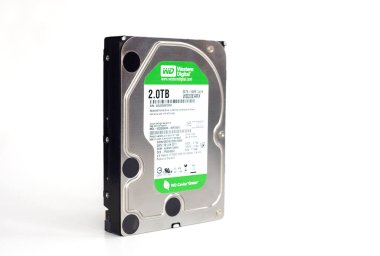 Dnipro, Ukrayna - 16 Mart 2024: 2tb sabit disk depolama alanı basit altı terabayt 35 inç sabit disk, hard disk etiketi üzerinde Western Digital şirket logosu PC, yakın çekim için yeşil.