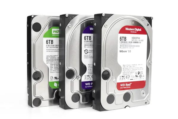 Dnipro, Ukrayna - 16 Mart 2024: 3 x 6TB Hard Disves, 35 