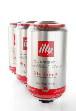 Dnipro, Ukrayna - 29 Temmuz 2024: İzole edilmiş beyaz arka planda kahve çekirdeği konserveleri