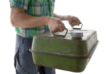 Olay yerinde haki rengi metal teneke kutu tutan adam 40 litre, kesilmiş, izole edilmiş...