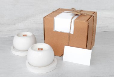 kompozisyon el yapımı mumlar karton hediye paketleme kutusu ve kartvizit ile masada, metin, teslimat, ambalaj ve hediye konsepti için alan