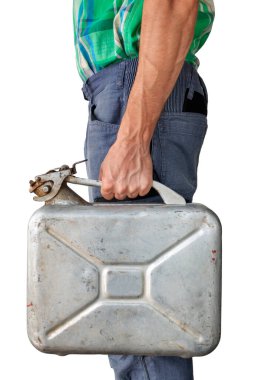 Gazyağı tenekesi tutan bir adam var. Metal teneke kutu tutan bir adam. 10 litre, kesilmiş, izole edilmiş.