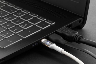 Bilgisayara takılı USB tip C kablosu ve HDMI kablosunu kapat.