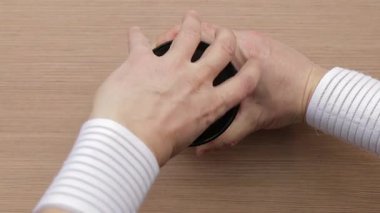 Eller yeni bir kavanozun kapağını açıyor ve küçük bir miktar beyaz tozu bir spor malzemesinin ölçüm kaşığının içine boşaltıyor, spor beslenme konsepti. Üst görünüm