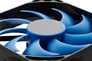 Vektör bilgisayar pervanesi 12 volt. Mavi bıçaklı bilgisayar soğutucusu. beyaz arkaplanda makro