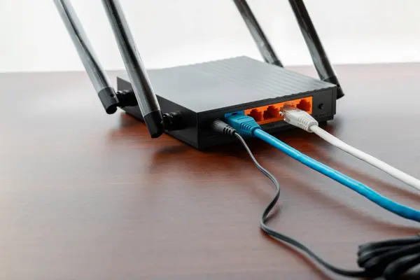 Modern kablosuz kablosuz kablosuz kablosuz modem ahşap masada kablolarla bağlı. Kablosuz bağlantı kavramı, kapat