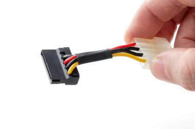 Molex 'i SATA güç adaptörüne bağlıyorum. Bilgisayar SATA güç konnektörü. Beyaz arkaplanda izole.
