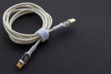 Evrensel USB tip 100 W kablo ve modern bir konnektör bir dizüstü bilgisayarı cihazlarla şarj etmek ve senkronize etmek için. Kopyalama alanı olan gri bir arkaplanda.