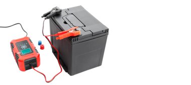 AGM araba aküsünü otomatik şarjla şarj et, kesilmiş, izole edilmiş arka plan. Pil yenileme ve bakım konsepti. Kopyalama alanı ile.