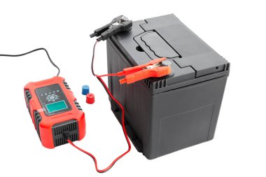 AGM araba aküsünü otomatik şarjla şarj et, kesilmiş, izole edilmiş arka plan. Pil restorasyonu ve bakım konsepti.