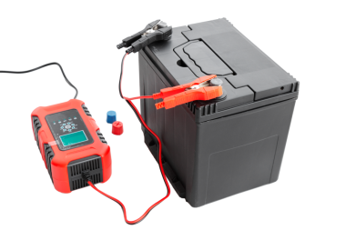 AGM araba aküsünü otomatik şarjla şarj et, kesilmiş, izole edilmiş arka plan. Pil restorasyonu ve bakım konsepti.