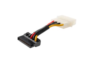 Molex 'ten SATA güç adaptörüne. Bilgisayar SATA güç konnektörü. İzole edilmiş, kesilmiş..